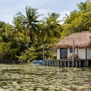 Lagoon Front Hut: Daily Cleaning, Bikes & Kayaks! Appartement